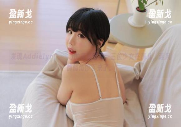 发现Addielyn(에디린)的高清图集，三位少女在那儿，连风都悄悄停下来了。