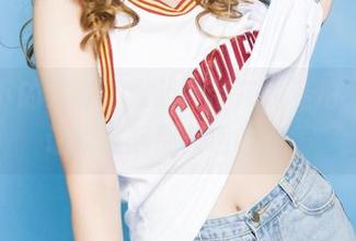 灯光下的资源，果团网带来的私拍，初夏让我想起那久违的甜。