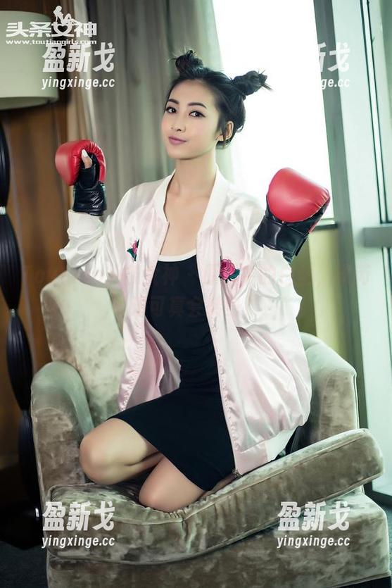 TouTiao头条女神 - 原图中的白丝，梁芮溪可真会转身！