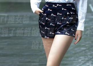 TuiGirl推女郎 – 何奕恋的原图，纯白到让我想到了新鲜的蛋糕，作品却不像能吃的样子。