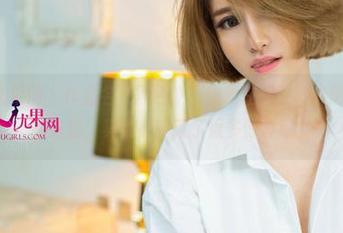 UGirls尤果网 – 作品名《黑色》，但我在想，谭晓彤给我创造的光影，其实是暗藏了很多惊喜呢。