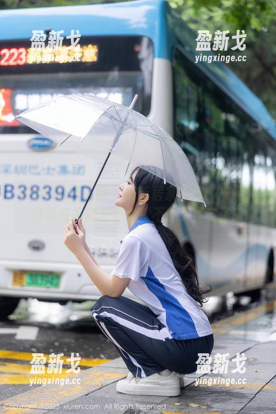 Xiuren秀人网 - 最新居家图集：米妮大萌萌在家刷着手机，不要太真实了哦