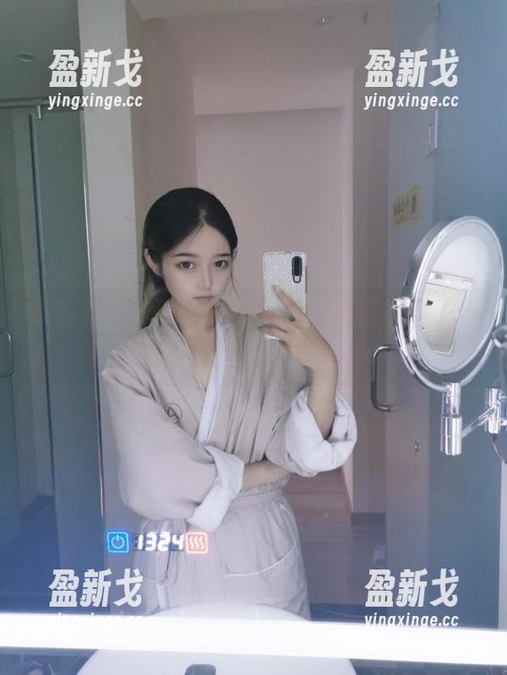 eloise软软 原图有eloise软软的美足,写真包含了多少意外的转折?