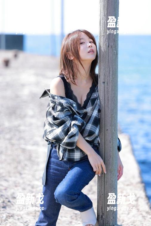 这张图片让我想到了……いくみ(育美)的连衣裙带着点小挑逗呢！