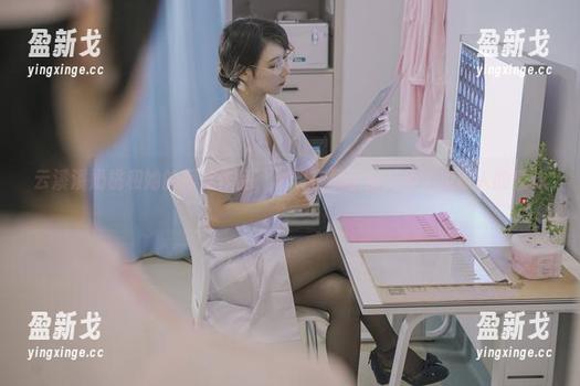云溪溪奶桃和她的黑丝作品，明明在展示却又多了点撩人的意味。
