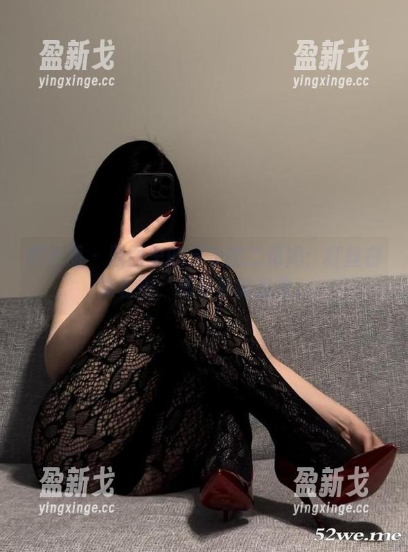 微密圈 - 原图里的保守的二舅妈：红丝白袜私拍，挑起你的想象。
