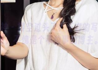 克拉女神 – 镂空过头了？王睿的写真和原图，不愧是个不怕事的博主。