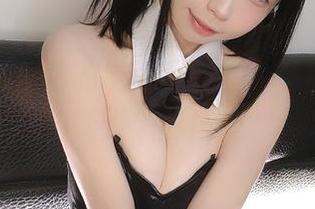 十万珍吱伏特的游泳小天堂，私房泳装图包让人怎能抗拒？