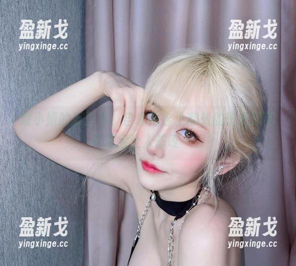 啾小妍的万圣节，自家阳台上翻转的壁纸原图，可爱得让人想咬一口！