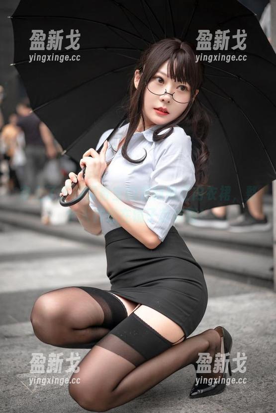 坏露露香宝 穿上了坏露露香宝的定制黑红内衣裙,整个人都想在镜子前转圈!