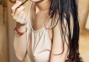 头条女神 – 李由美的泳池写真，图包里藏着的不是水花，而是心事你想不到的那种。