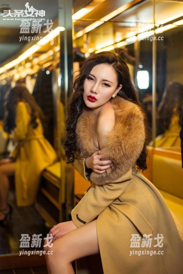 头条女神 - 钟晴的最新出击，图册里的“女友”真让人不敢直视！