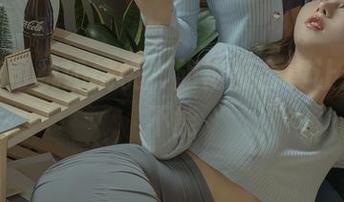 私拍老司机奶桃桃，旗袍百合真让人欲罢不能