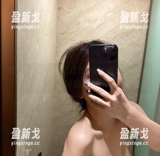 奶雯 微密圈 - 奶雯的超短黑皮裙,图集更新!你准备好随时放飞自我了吗?
