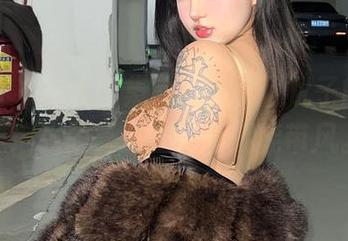 微密圈 – 在线图集，目测小优优子的长腿是增强版，站在那里就能带风。
