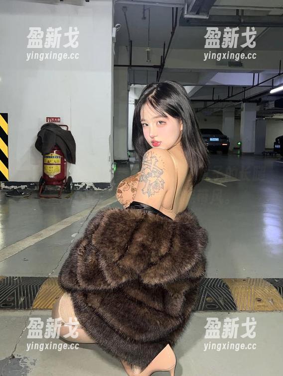 微密圈 - 在线图集，目测小优优子的长腿是增强版，站在那里就能带风。