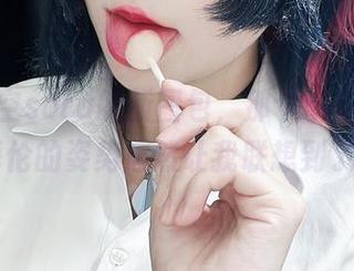 点击小空sora的新图包，那个nikke胜利女神海伦的姿势居然让我联想到了别的…