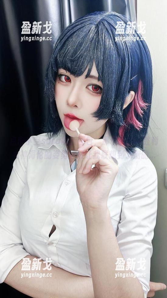 点击小空sora的新图包，那个nikke胜利女神海伦的姿势居然让我联想到了别的...