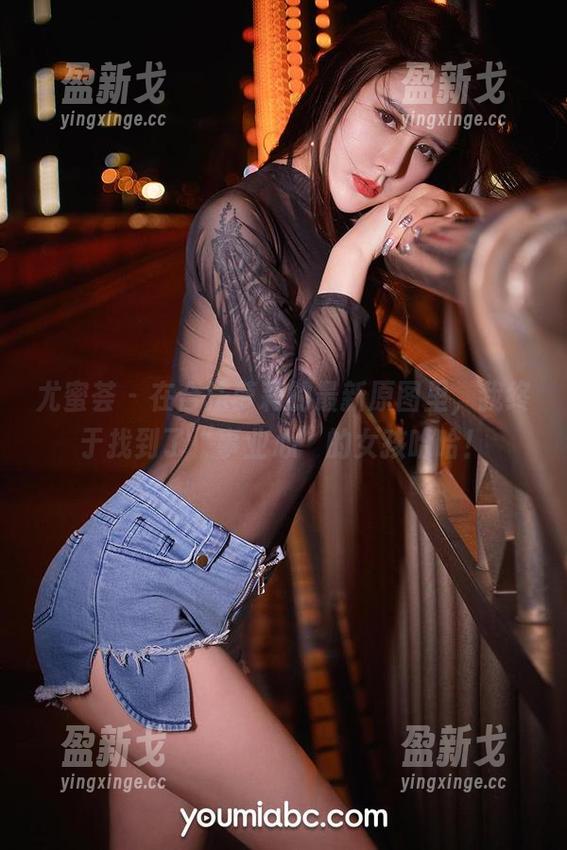 尤蜜荟 - 在合法萝莉的最新原图里，我终于找到了“事业心”的女孩哈哈！