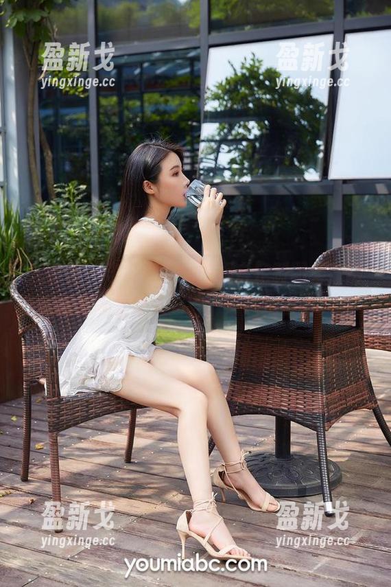 尤蜜荟 - 李纤纤与她的黑白定制图集，别问我哪里让人着迷，自己找去吧。