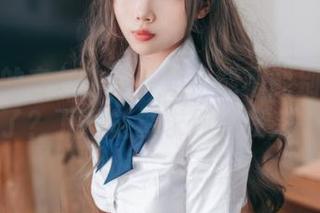 网盘里的杏仁曲奇：姐姐能不能别再拉着吉他了？下载链接求你给我来一份！