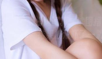 果团网 – 裴希西海边写真：试图摆出一个高冷Pose，结果被浪吓了一跳！