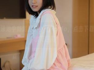 模范学院 – 泳池中畅游的伊小七MoMo，点击下载这个图包，水花四溅！