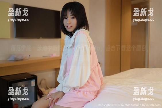 模范学院 - 泳池中畅游的伊小七MoMo，点击下载这个图包，水花四溅！