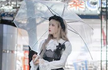 流一_喵喵喵喵喵喵的银狼图包：每一张都在说‘别靠太近’！