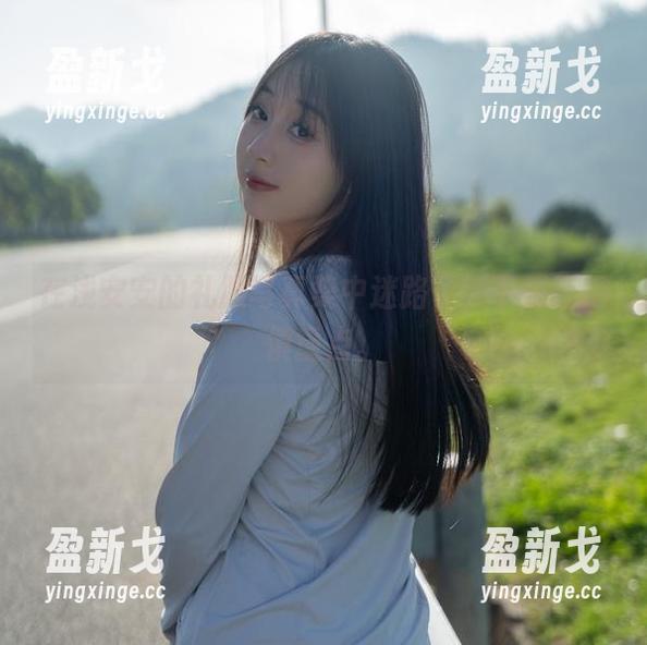 在浅安安的礼服写真集中迷路了，下载还得慎重点。