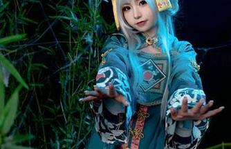下载爆机少女喵小吉的黑白图库，你会发现还有其他未曾展现的色彩！