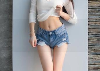 爱蜜社 – 游泳池边，李李七七喜喜的最新泳装原图，冰冷的水和火热的眼神。