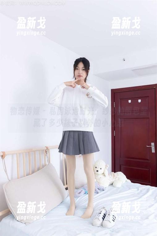 物恋传媒 - 私房泳池时光：纱纱的图包里藏了多少袜子以外的小心思