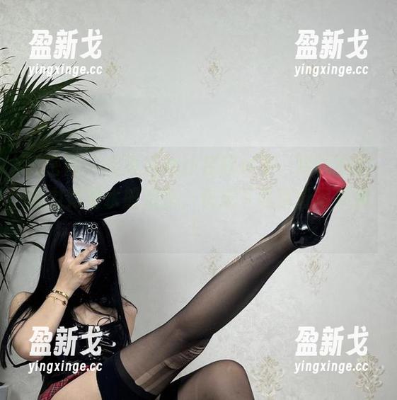 猪饲料 微密圈 - 在黑色女仆装映衬下,猪饲料的魅力如潮水般袭来,快来下载这份写真集!