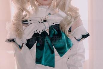 白莉爱吃巧克力的吊带cos，感觉就像在阳光下放飞自我的美丽风筝