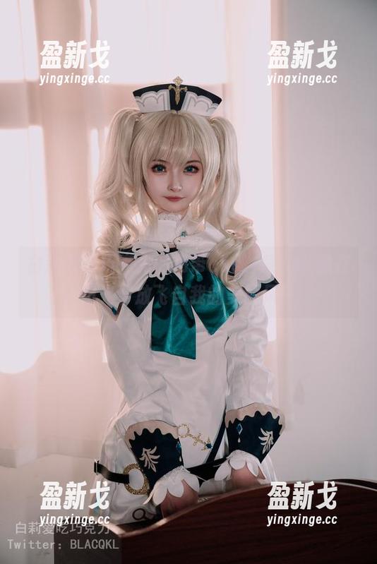 白莉爱吃巧克力的吊带cos，感觉就像在阳光下放飞自我的美丽风筝