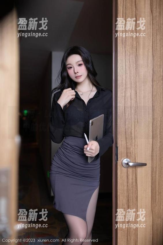 秀人网-Lovely璐璐 秀人网 - Lovely璐璐空姐写真集:高空中的优雅,地面上的“吃货精选”