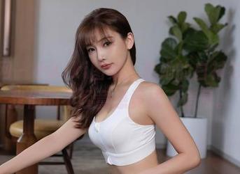 秀人网 – 小Kiki图集：在她的白衬衫中，我们的不经意感竟成了信号。