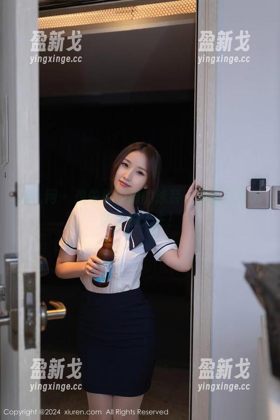 秀人网 - 想做你的猫的泳装，搭配无圣光的涂鸦人生！