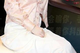 秀人网 – 陆萱萱当然不会骗你，手机里的“隐秘”与免费套图等着你抖出来！