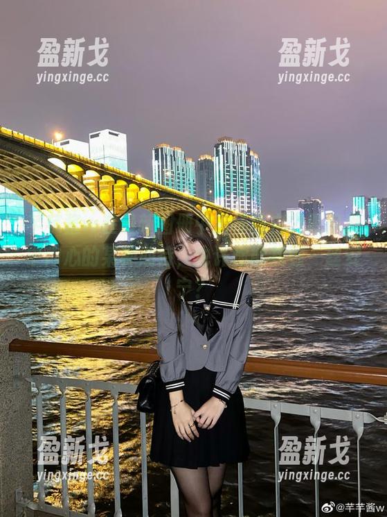 芊芊酱w 芊芊酱w在最新图册中演绎纯白,隐隐戳中内心的某种期待,也许你能找到一丝安宁?