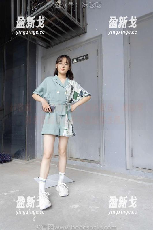 袜啵啵 - 透明高跟鞋中的小甜豆，她的写真里面藏着点不可思议的东西。