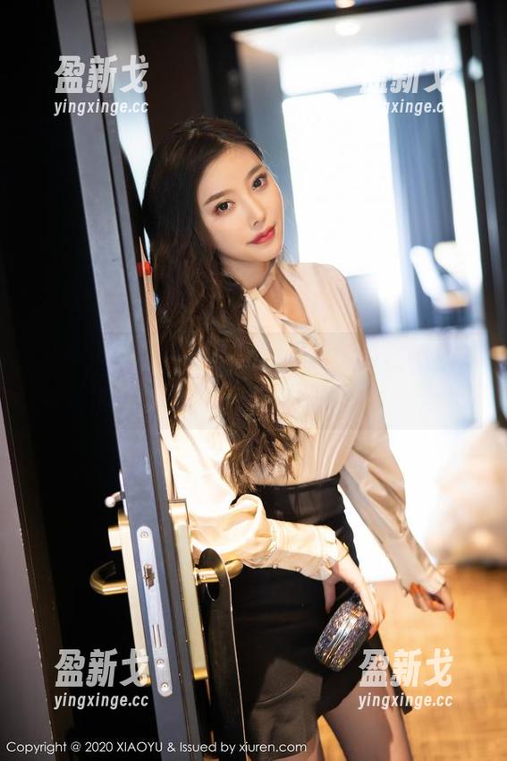 语画界-Chery绯月樱 语画界 - 私房:Chery绯月樱的自拍,关键是那种随意的气场。