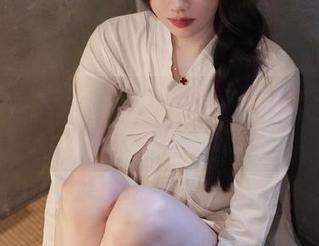 微密圈 – 轩子巨二兔带来的美足挑战：原图中的‘不小心注视’
