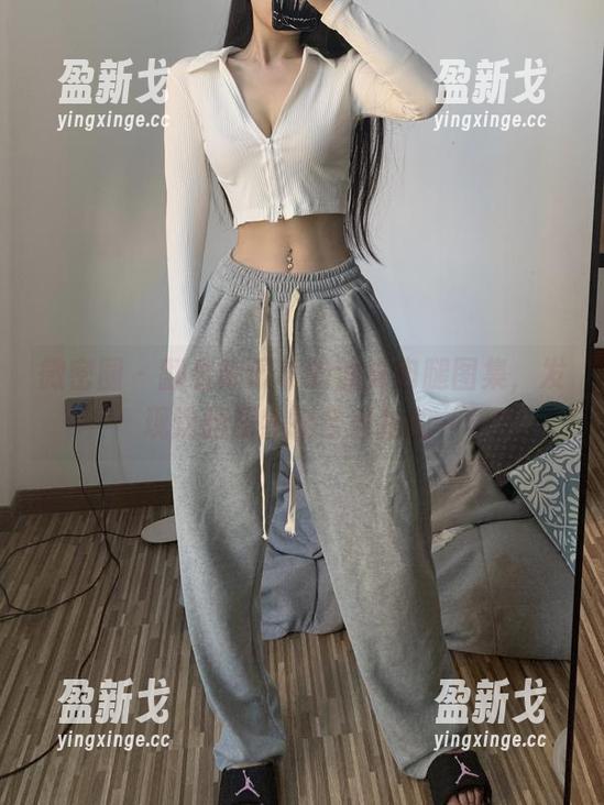 微密圈 - 翻看陈佩奇的油亮肉腿图集，发现这腿居然挺会自拍的～