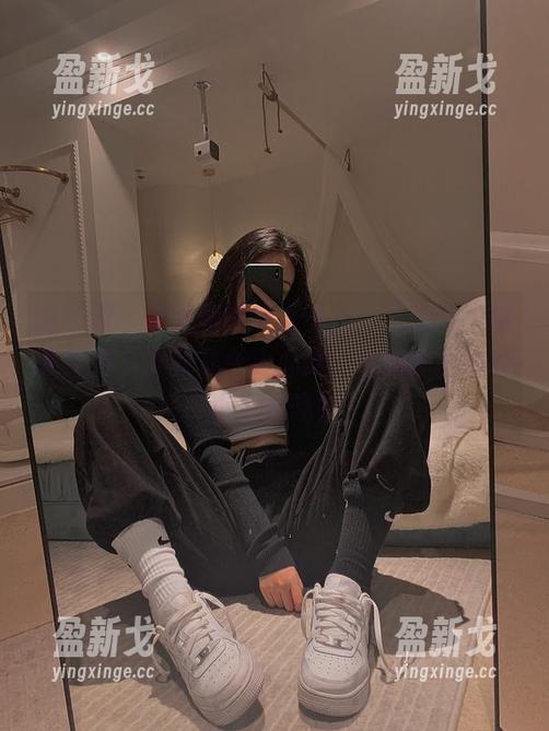 微密圈 - 陈佩奇的女王姿态，从图包中散发出来，懒散又令人心痒，不知哪里来的小心机呢？