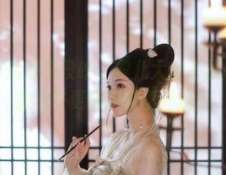 照片背后倒是没啥，露儿大魔王礼服的资源也许更值得反复咂摸。