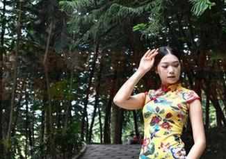 魔镜街拍 – 难得的午后光景：婷婷的薄丝OL写真更新，灰裙下的绝妙曲线！