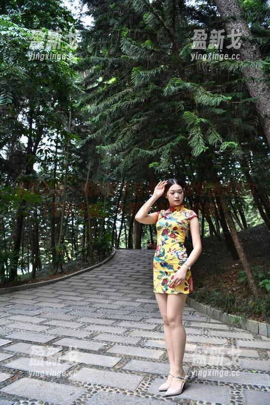 魔镜街拍 - 难得的午后光景：婷婷的薄丝OL写真更新，灰裙下的绝妙曲线！