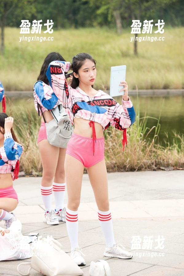 魔镜街拍 魔镜街拍:这皮裙穿搭太灵了!长腿美女给你刷新的审美,原图了解一下?